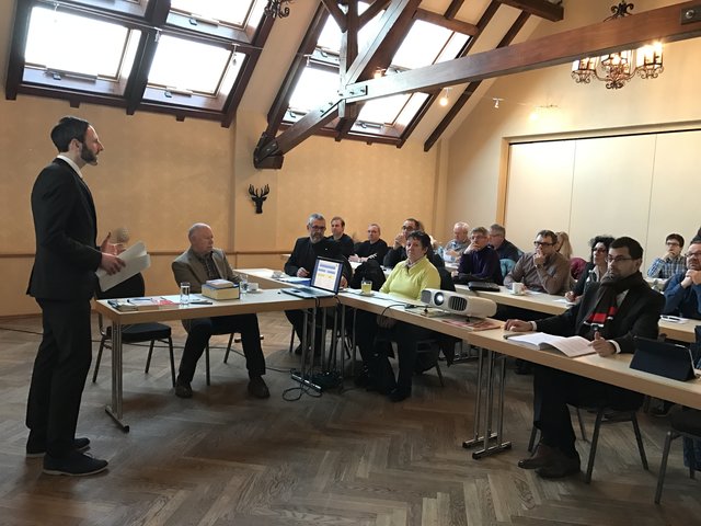 Landrat Jens Marco Scherf (rechts) beteiligt sich bei der Diskussion.