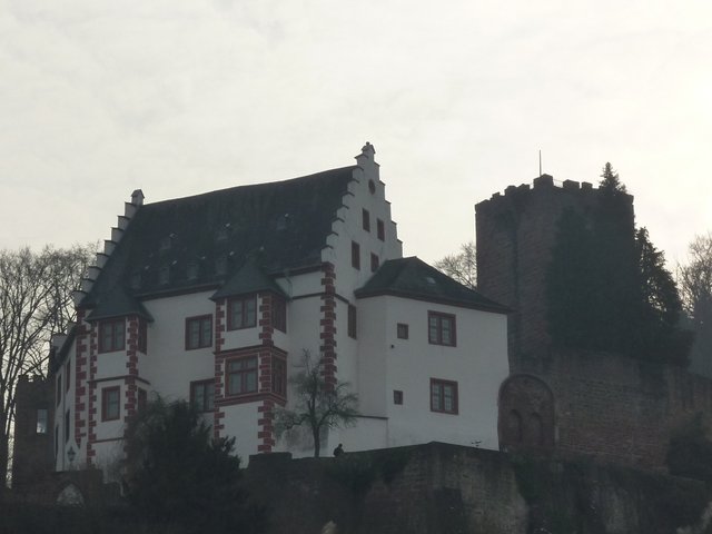 Die Mildenburg trotzt wie immer in all den Jahrhunderten der "Eiszeit" in Miltenberg.
