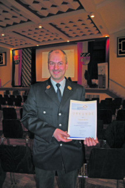 Thomas Bretz von der FFW Bürgstadt, der als Erster die Bayerische Ehrenamtskarte erhielt. | Foto: Andrea Kaller-Fichtmüller