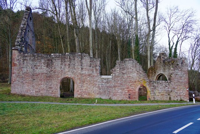 Ein Zwischenstopp an der Ruine der spätgotischen Markuskapelle (1216 erstmals
erwähnt, 1525 im Bauernkrieg zerstört) nahe der Fechermühle lässt beim Besucher fast
melancholische Gefühle aufkommen.