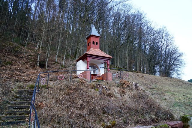 Stille Einkehr und Besinnung gibt es in der kleine Kapelle nahe der Zwieselmühle nahe Bischbrunn im Spessart.
