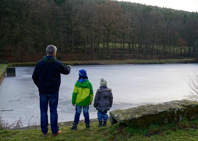 Ein Bischbrunner Familienvater und seine zwei Kinder genießen das wohltuende  Februar-Ambiente im Kropfbachtal.