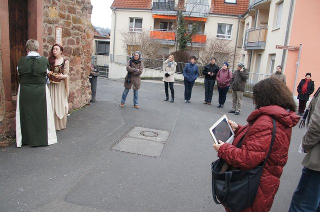 Ännchens Angst vor der Inquisition - eine szenische Darstellung vor dem Hexenturm.
