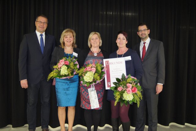 Die hauptamtliche Koordinatorin Tanja Munzinger-Rust sowie die ehrenamtlichen Helferinnen Conny Fleckenstein und Edith Schoeler nahmen die Auszeichnung entgegen.