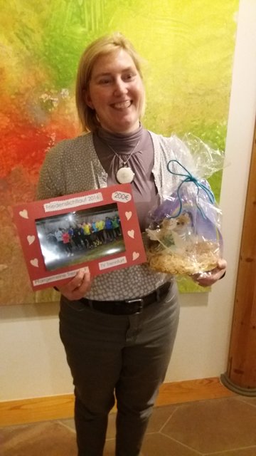 Tanja Munzinger-Rust, Koordinatorin des Ambulanten Kinder- und Jugendhospizdienstes Miltenberg freut sich über die Spendenübergabe.