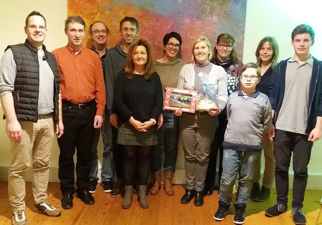 Tanja Munzinger-Rust (mit Geschenk) zusammen mit dem "Friedenslichtlauf-ORGA-Team".