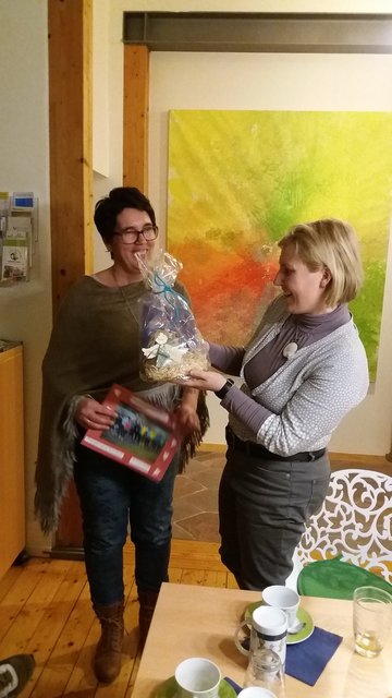 Carolin Wohlmann (li.) bei der Übergabe der Spende an Tanja Munzinger-Rust.