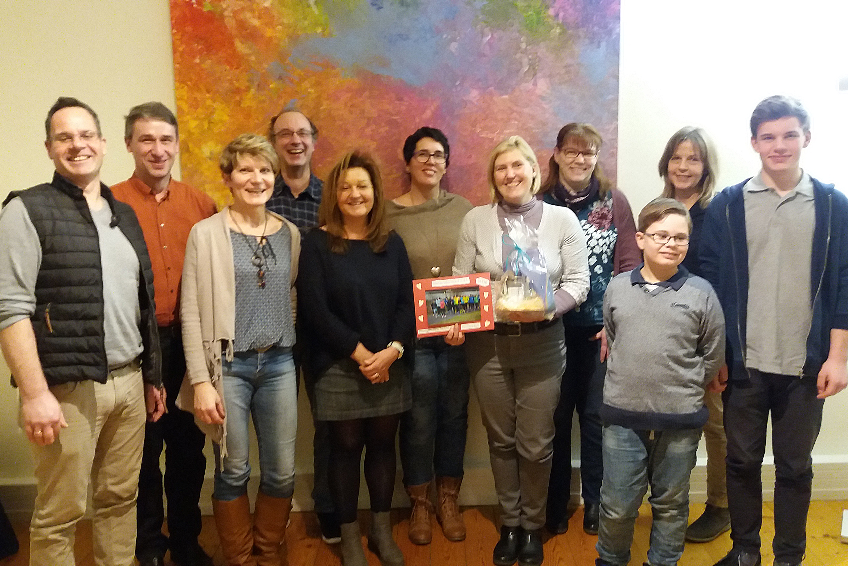 Tanja Munzinger-Rust (mit Geschenk) zusammen mit dem "Friedenslichtlauf-ORGA-Team".
