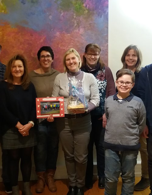 Tanja Munzinger-Rust (mit Geschenk) zusammen mit dem "Friedenslichtlauf-ORGA-Team".
