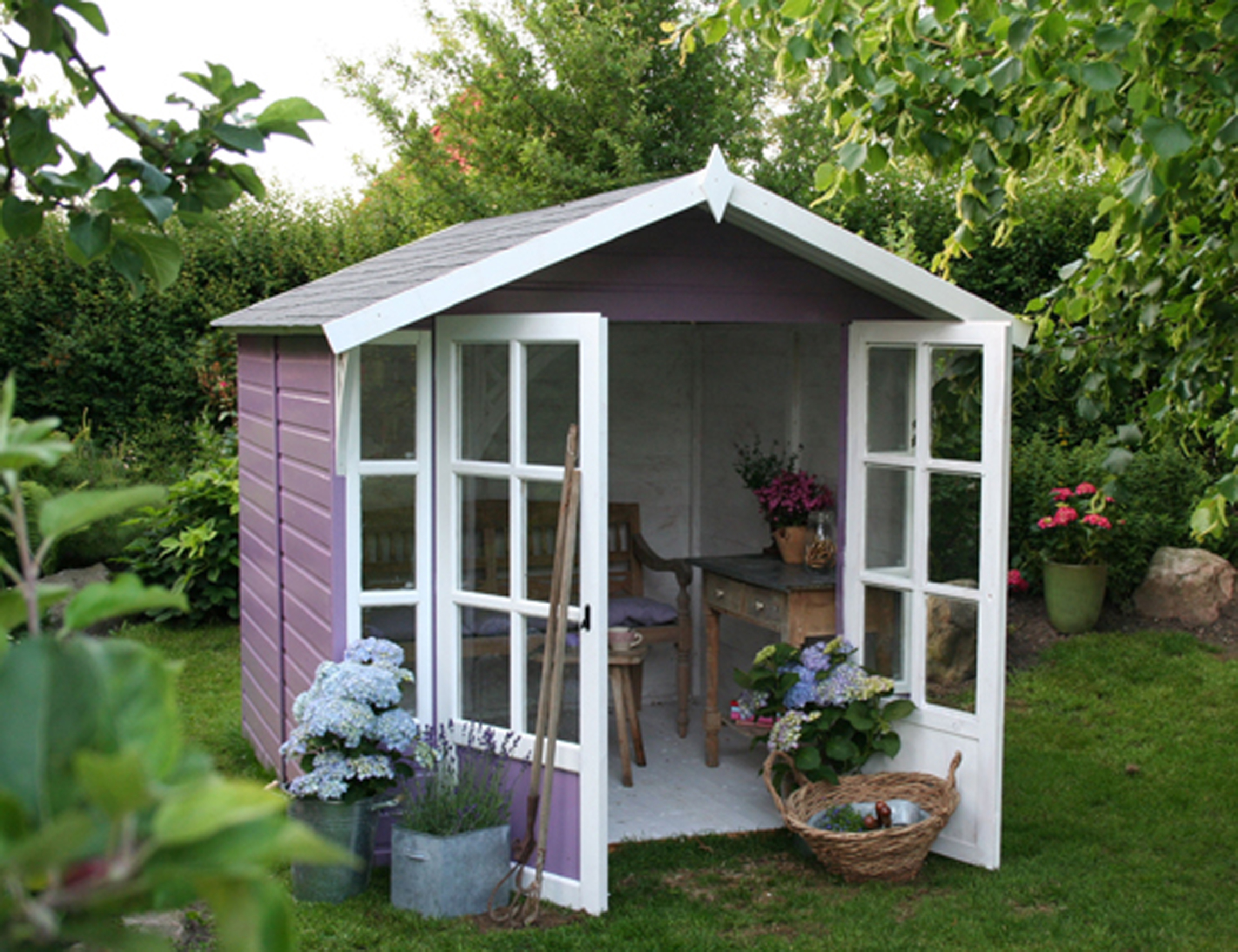 Im Inneren eines typischen GB-Gartenhauses kommen oftmals Elemente wie Blumenschmuck und trendige Kreidefarben für „Shabby Chic“-Kreationen zum Einsatz. Alte Möbel, liebgewordene Dinge aus der Vergangenheit und Gegenstände des Alltags mit Gebrauchsspuren werden mit weich wirkenden Farben in Naturtönen bemalt, um sie im neuen Glanz erstrahlen zu lassen.