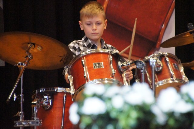 Niklas Domanig am Schlagzeug.