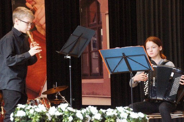 Benjamin Bächler und Greta Beschel mit Blockflöte und Akkordeon.