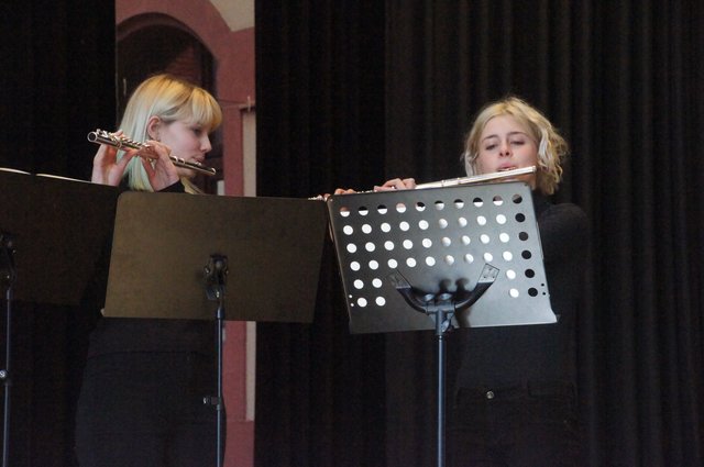 Die Flötistinnen Hannah Büschel und Anna Krach.