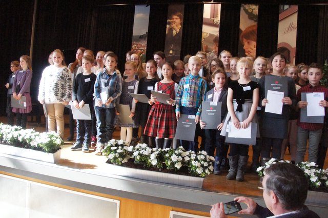 Die jüngsten Preisträger mit ihren Urkunden.