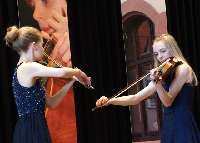 Phänomenal: Die beiden Geigerinnen Henrike Sommer und Marie Koonert.
