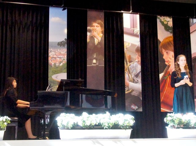 Mai-Linh Le am Flügel und Sängerin Laura Richter.