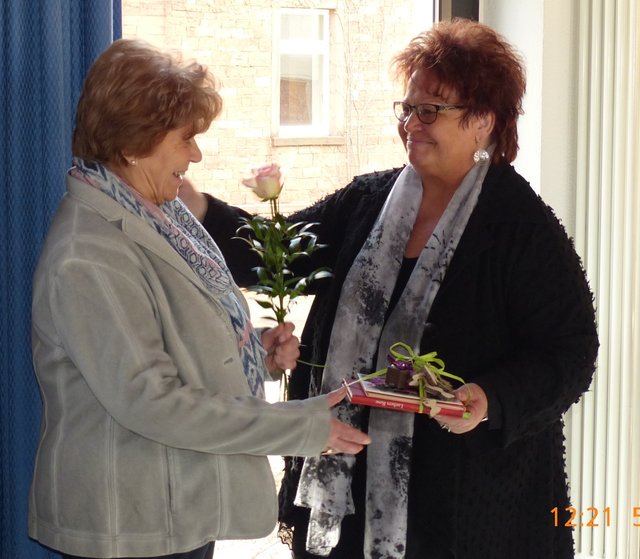 Frau Schüßler dankt der Leiterin Edith Janssen im Namen der Gruppe