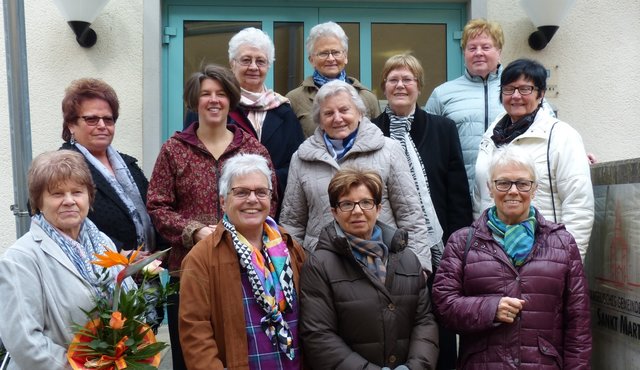 Die Damen des Mittwoch-Treffs vor dem Gemeindehaus