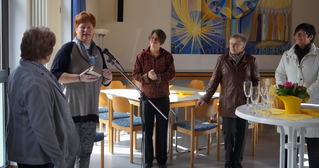 Delia Kappes dankt für die Spende
