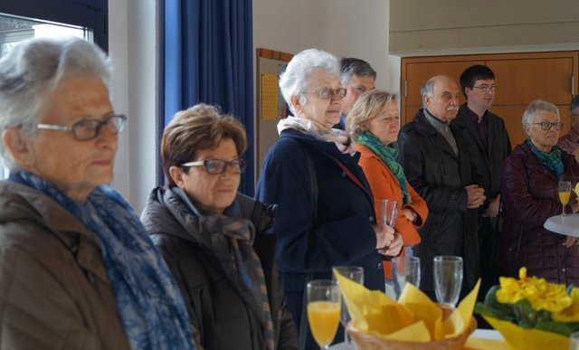 Die Gäste hören interessiert zu