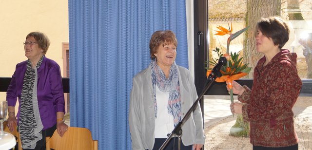 Pfrin. Haar-Geißlinger dankt Frau Janssen (links: S. Breier, Gründerin der Gruppe)