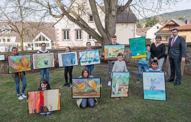 Zehn der 13 Nominierten für den Schaeflerpreis zeigen hier ihre Kunstwerke, die auf Werken von Johann Rosenboom basieren; rechts Landrat Jens Marco Scherf und Thea Nodes.