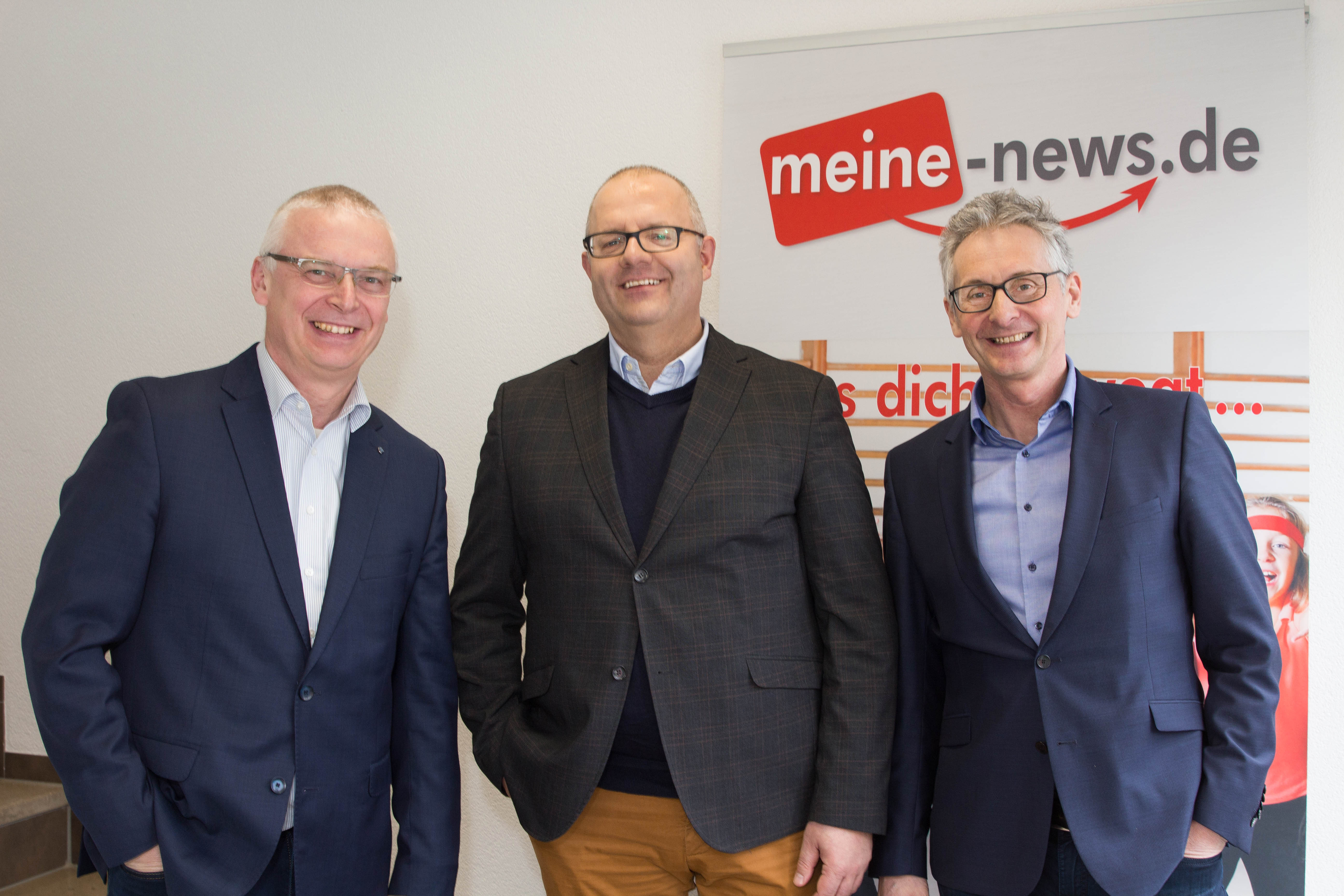 Bernd Hoffmann (Mitte) ist der neue Verkaufsleiter beim News Verlag in Miltenberg. Die Geschäftsführer Stefan Rüttiger (links) und Charles Henri Rüttiger (rechts) freuen sich auf die Zusammenarbeit.