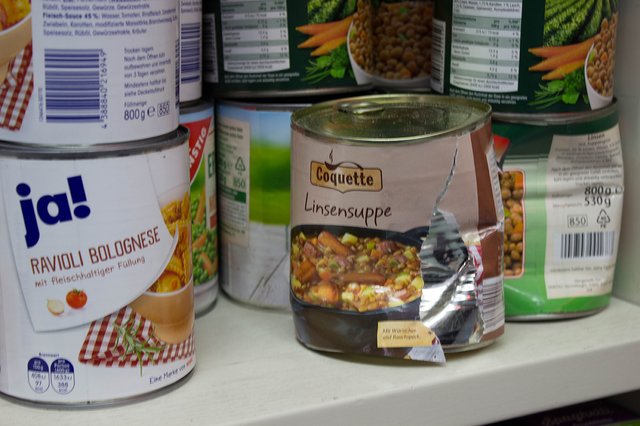 Für den Verkauf nicht mehr schön genug - aber essbar ist der Inhalt allemal. Wer Hunger, dem ist eine makellose Dose erst mal egal.