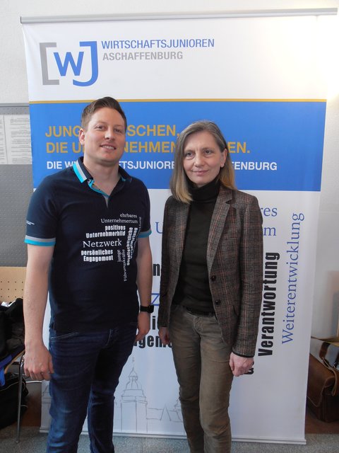 Michael Preissler, Projektverantwortlicher und Sprecher der
Wirtschaftsjunioren und Maria Bausback, Leiterin im Bereich
Aus- und Weiterbildung der IHK Aschaffenburg.
