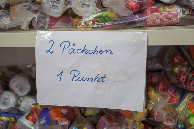 Im Elenbacher MartinsLaden werden die Waren mittels Punktesystem ausgegeben.