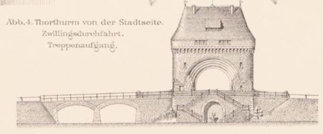 Torturm der Brücke, Löwenkopf und Becken