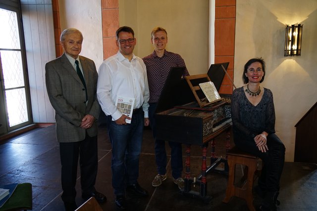Viel Anklang fand die Buchvorstellung zur Reformationszeit in Miltenberg von Johannes Oswald im Miltenberger Alten Rathaus am 26. März 2017. Von links nach rechts: Mitarbeiter Peter Zeug,  Autor Johannes Oswald, Mitarbeiter Jakob Rösler sowie Musikerin Sylvia Ackermann.