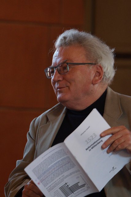 Dr. Heinz Linduschka moderierte humorvoll und sachkundig die Buchvorstellung.