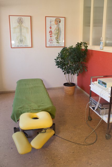 Der Behandlungsraum von Atlasprof Roland Zink in Amorbach