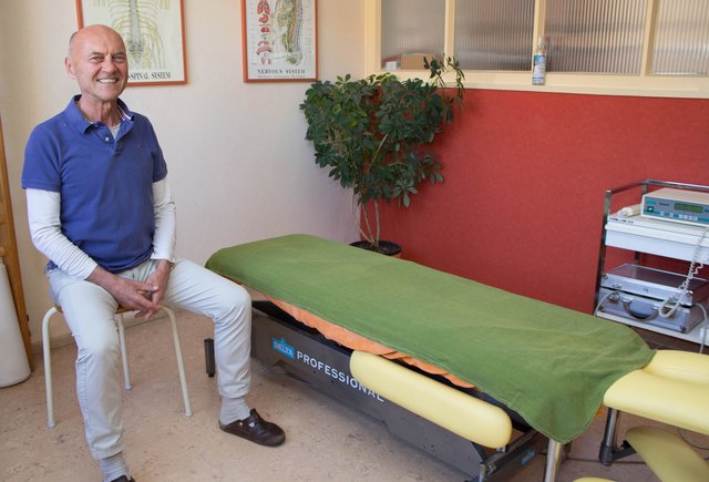 Atlasprof Roland Zink im Behandlungsraum seiner Praxis in Amorbach