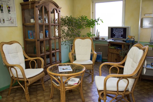 Das gemütliche Wartezimmer in der Praxis von Atlasprof Roland Zink in Amorbach