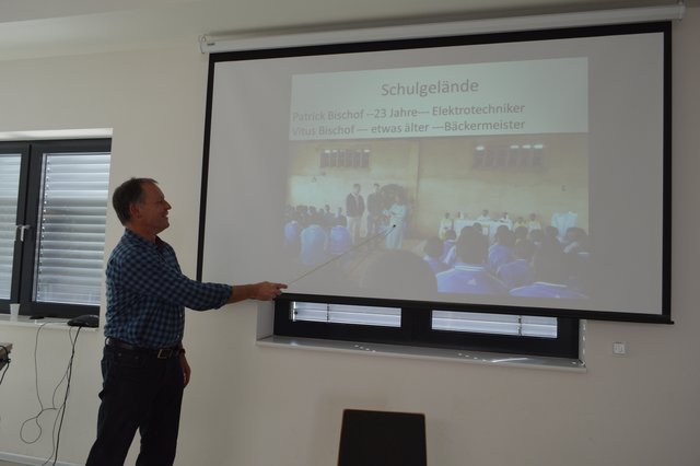 Vitus Bischof bei seinem Vortrag über seinen Besuch in Tansania. | Foto: Andrea Kaller-Fichtmüller