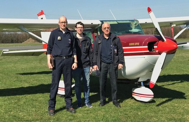 Sie durften am Ende der Luftbeobachterübung einen Rundflug in einer Cessna ab-solvieren (von links): Hauke Muders, Christopher Braun und Johannes Becker.