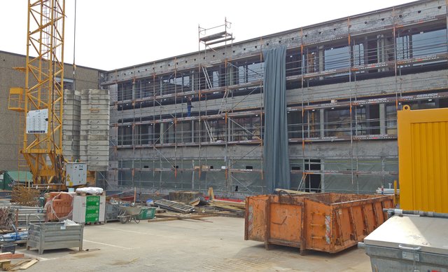 Die Arbeiten am Miltenberger Johannes-Butzbach-Gymnasium gehen gut voran: Die Fenster an der Nordseite sind zum größten Teil bereits eingebaut.