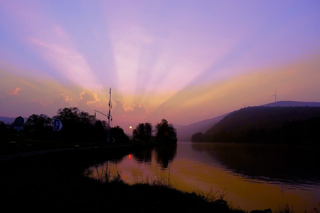 Sonnenaufgang am Main in Collenberg.