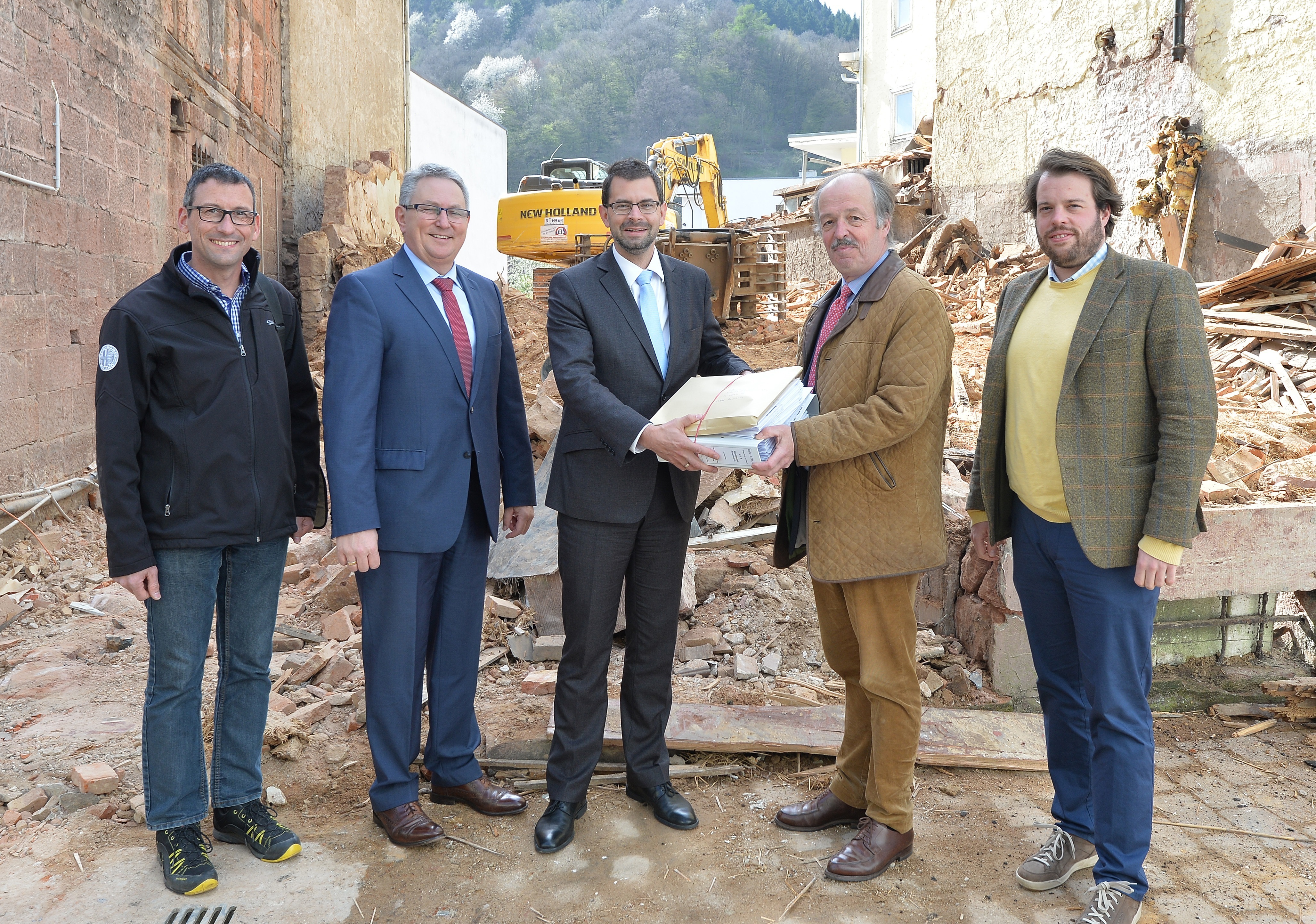 Freude über den genehmigten Bauantrag bei (von links) Dirk Herrmann, Bürgermeister Peter Schmitt, Landrat Jens Marco Scherf, Fürst Andreas zu Leiningen und Prinz Ferdi-nand zu Leiningen.