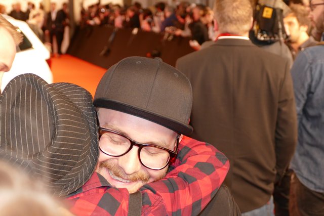 Mark Forster -  Nils Coach aus der Sendung "The Voice Kids" begrüßt seinen ehemaligen Schützling. | Foto: Heiko Vandeven