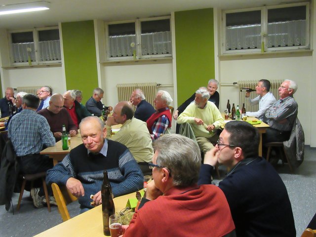 Bei der Stärkung im Pfarrsaal