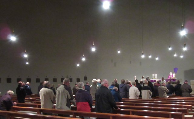Bei der Eucharistiefeier in St. Pius