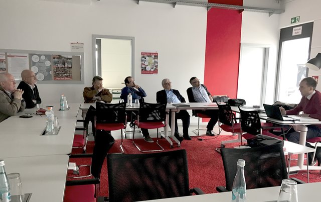 Im Konferenzraum der Westfrankenbahn: Die Delegation der SPD-Kreistagsfraktion mit Denis Kollai.