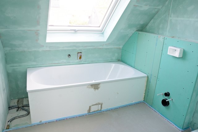 Ein Wellnessbereich unter dem Dach, mit Sauna, Infrarotkabine und Whirlpool? Oder einfach nur ein größeres Bad mit Badewanne? Mit speziellem feuchteresistentem Material kein Problem! | Foto: fotolia.com