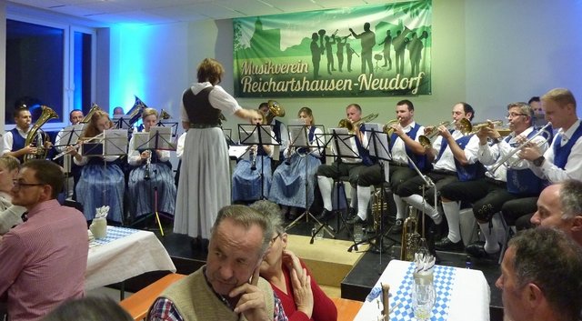 Odenwälder Trachtenkapelle Wenschdorf-Monbrunn beim Oktoberfest in Reichartshausen