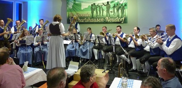 Odenwälder Trachtenkapelle Wenschdorf-Monbrunn beim Oktoberfest in Reichartshausen