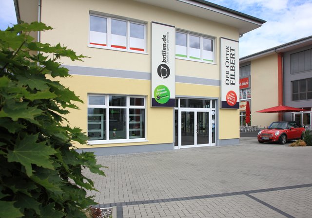 Zahlreiche kostenlose Parkplätze finden Sie direkt vor dem Geschäft.