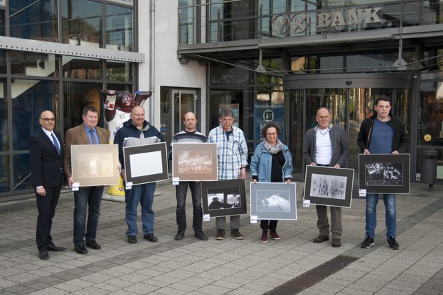 Vorstand der Raiffeisen-Volksbank Miltenberg Dr. Martin Blättner, 1. Vorsitzender FCM Bernd Ullrich, 2. Vorsitzender FCM Wolfgang Straub, Carsten Frenzl, Theo Broßler, Bärbel Bornhöft, Karl-Heinz Link, Johannes Wirl / Auf dem Foto fehlt Helmut Plaha | Foto: Fotograf Thomas Hauffe